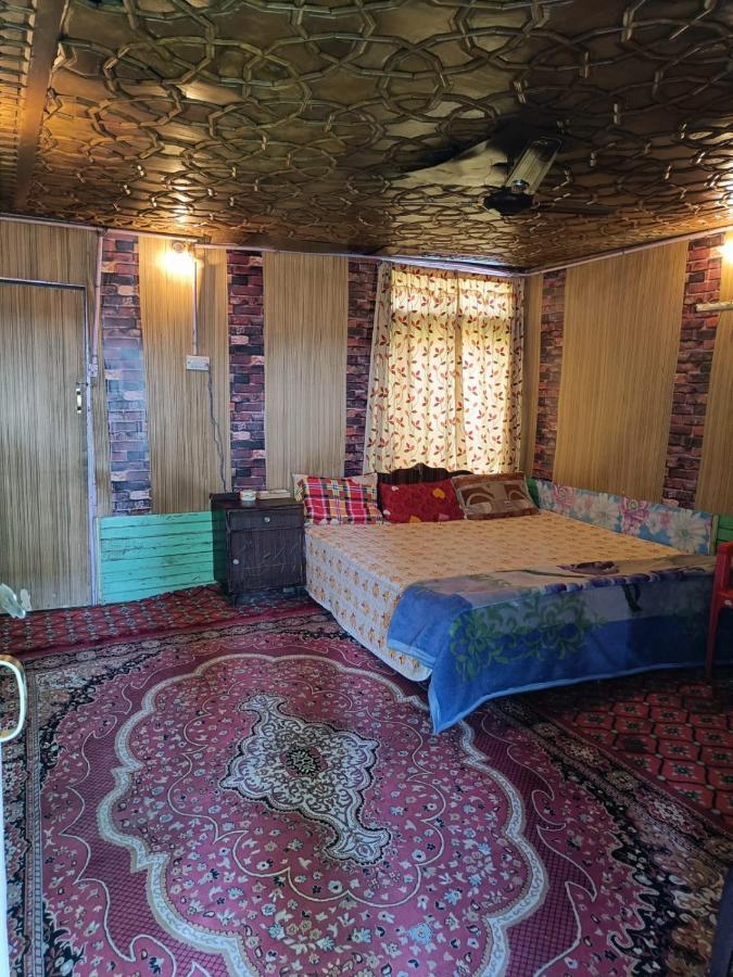 Island Homestay Srīnagar Екстериор снимка